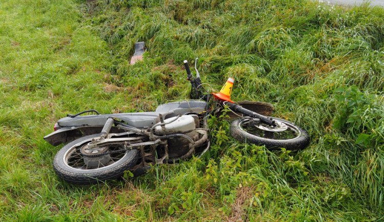 Opilý motorkář skončil po projetí zatáčky v příkopu. Se zraněním byl převezen do nemocnice