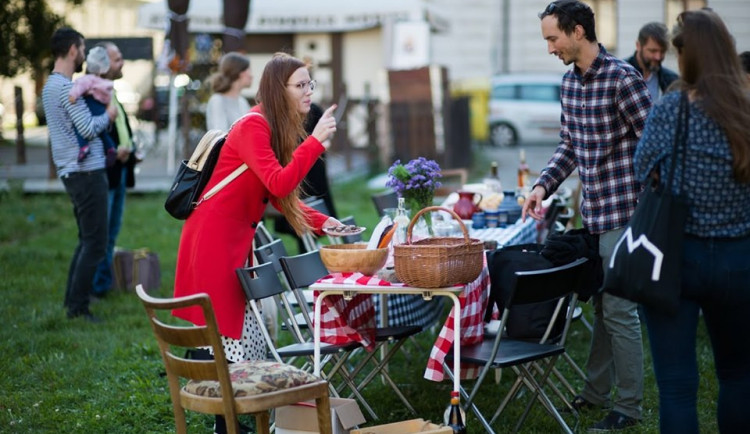 FOTO: Uvař, upeč, přijď a rozděl se! Olomoučané slavili sousedské vztahy