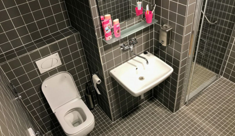 Některé pokoje oddělení šestinedělí ve Fakultní nemocnici mají nové toalety a koupelny
