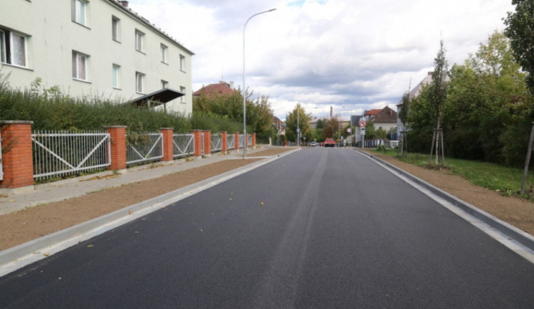 FOTO: Provoz v opravené Erenburgově ulici v Olomouci je obnoven. Silnice má tichý asfalt