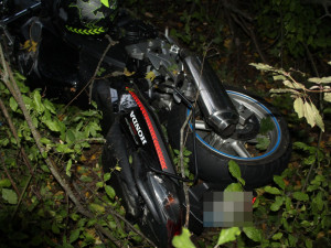 Na Olomoucku zemřel motorkář. Svým zraněním po nárazu do stromu podlehl