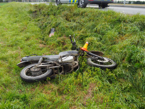 Opilý motorkář skončil po projetí zatáčky v příkopu. Se zraněním byl převezen do nemocnice