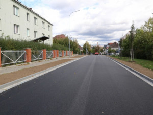 FOTO: Provoz v opravené Erenburgově ulici v Olomouci je obnoven. Silnice má tichý asfalt