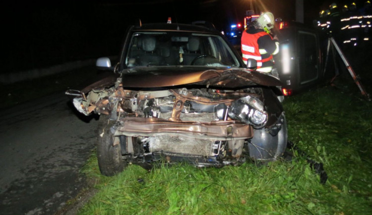 Devatenáctiletý řidič jel příliš rychle, dostal smyk a zavinil nehodu dvou aut