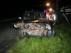 Devatenáctiletý řidič jel příliš rychle, dostal smyk a zavinil nehodu dvou aut