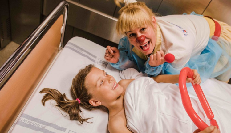 FOTO: Malé pacienty doprovodí na operační sál v olomoucké nemocnici zdravotní klauni