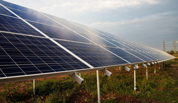 Zloděj ukradl solární panely. Způsobil škodu za čtrnáct tisíc a lidi odstřihl od internetu