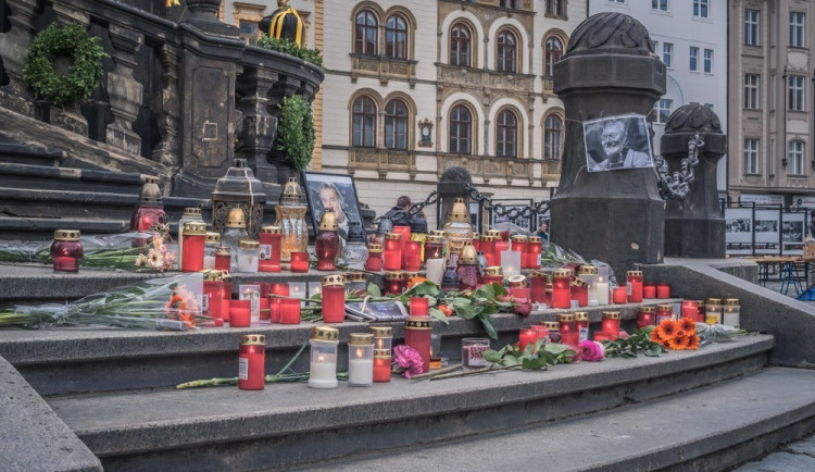 FOTO: U Trojice v Olomouci vzniklo pietní místo. Lidé zde zapalují svíčky za Karla Gotta