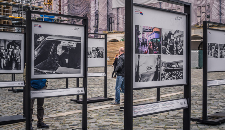 Na Horním náměstí je k vidění výstava ČTK Okamžiky sametové revoluce