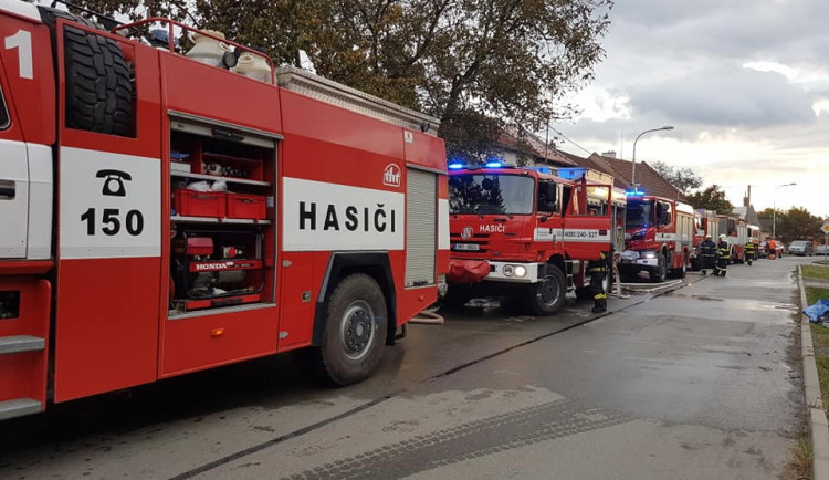 FOTO/VIDEO: Rodinný dům zachvátil rozsáhlý požár, dva lidé se zranili