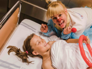 FOTO: Malé pacienty doprovodí na operační sál v olomoucké nemocnici zdravotní klauni