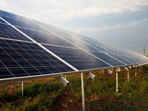 Zloděj ukradl solární panely. Způsobil škodu za čtrnáct tisíc a lidi odstřihl od internetu