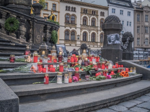 FOTO: U Trojice v Olomouci vzniklo pietní místo. Lidé zde zapalují svíčky za Karla Gotta