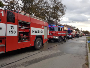 FOTO/VIDEO: Rodinný dům zachvátil rozsáhlý požár, dva lidé se zranili