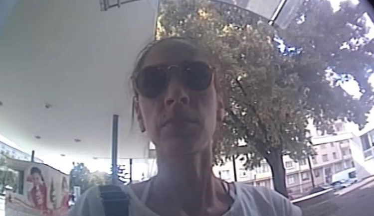 Policie pátrá po ženě, která se snažila zjistit zůstatek na ukradené platební kartě
