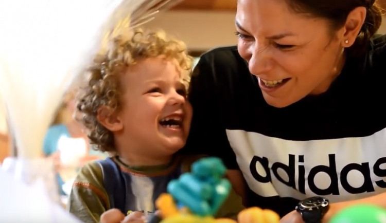 VIDEO: V Hynčicích si jedenáct rodin se Společností pro ranou péči užily víkend naplno. Vzniklo krásné video, podívejte se