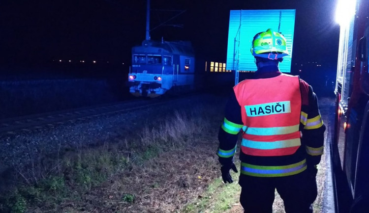 V neděli nad ránem srazil vlak muže, nehodu vyšetřuje policie