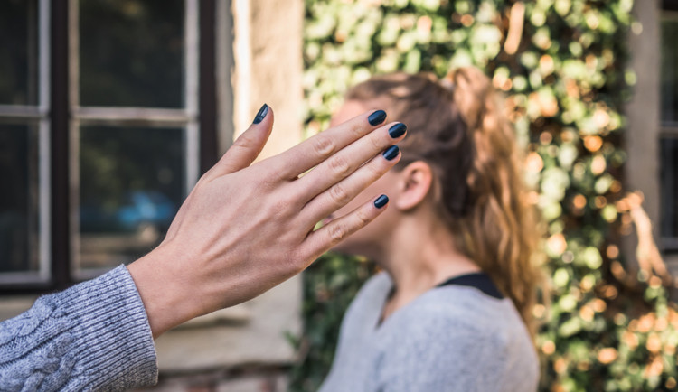 Kvůli parkování na Černé cestě lítaly facky