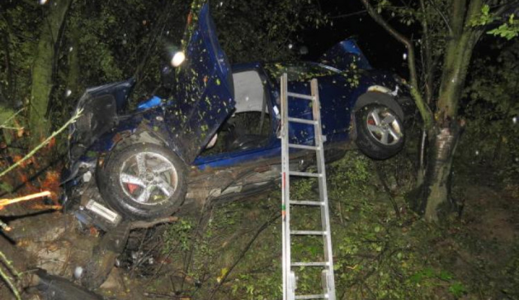 Nepřipoutaný muž bez řidičského průkazu dostal smyk a narazil do stromu