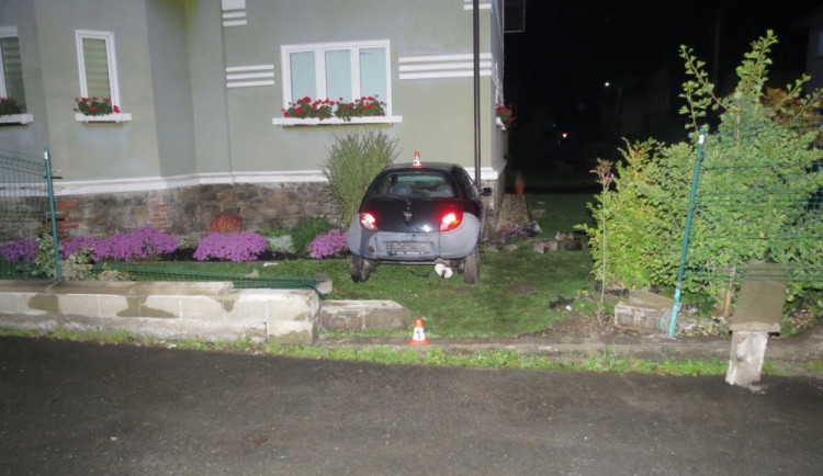 Alkoholem posilněný osmnáctiletý mladík čelně narazil se svým autem do zdi rodinného domu