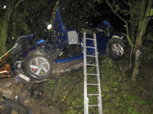 Nepřipoutaný muž bez řidičského průkazu dostal smyk a narazil do stromu