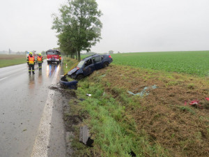 Řidič jel příliš rychle. Po smyku narazil do stromu a zranil sebe i spolujezdkyni