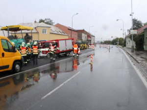 Policie pátrá po řidiči, který odjel od nehody v Přerovské ulici. Byli při ní zraněni dva lidé