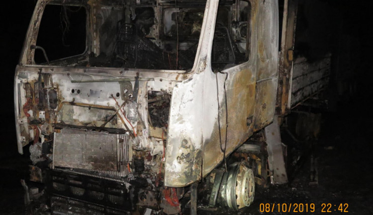 Noční požár v průmyslovém areálu zničil nákladní auto. Příčinou byla technická závada