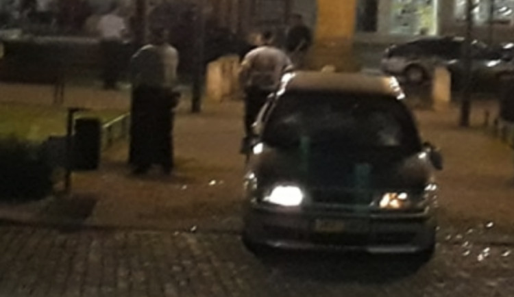 Rozbité auto a střelba na náměstí. Policie obvinila šest osob