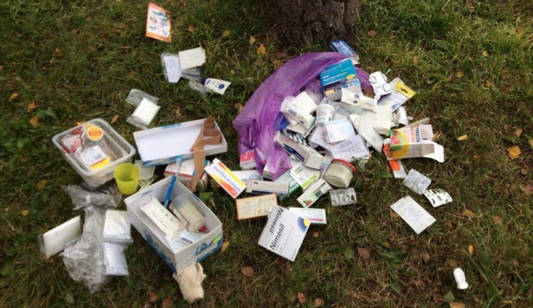 V Přichystalově ulici strážnici nalezli krabičky s léky, předali je k odborné likvidaci