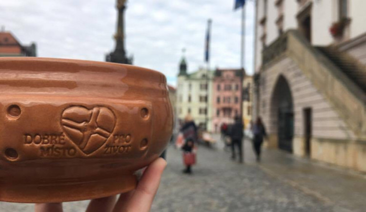 Den lidí bez domova je opět tady. Výtěžek z prodeje polévky podpoří olomouckou charitu