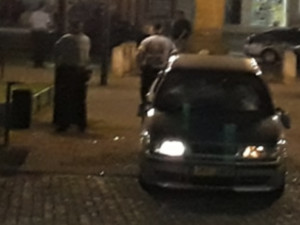 Rozbité auto a střelba na náměstí. Policie obvinila šest osob