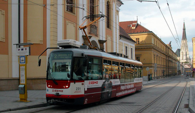 Zloděj v olomoucké tramvaji okradl cizinku. Hrozí mu dva roky vězení