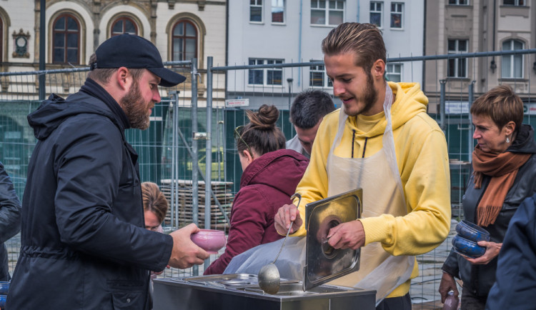 FOTO: Na náměstí se rozlévala polévka na podporu lidí bez domova