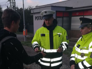 Podzim je tady. Policie dohlíží na chodce bez reflexních prvků