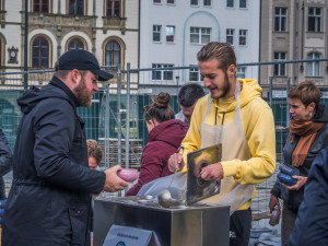FOTO: Na náměstí se rozlévala polévka na podporu lidí bez domova