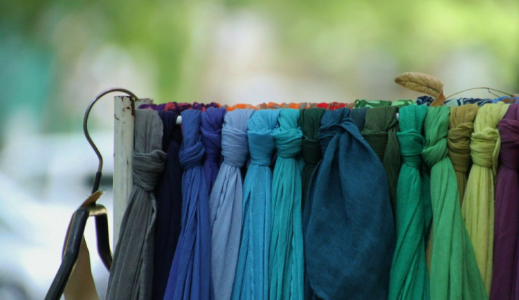 Máte doma nepotřebné šátky nebo kravaty? Přijďte s nimi na dobročinný Šátkový bazar do Šantovky