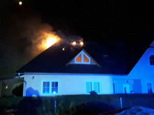 V noci na dnešek hořel rodinný dům. Vznikla škoda za dva miliony korun