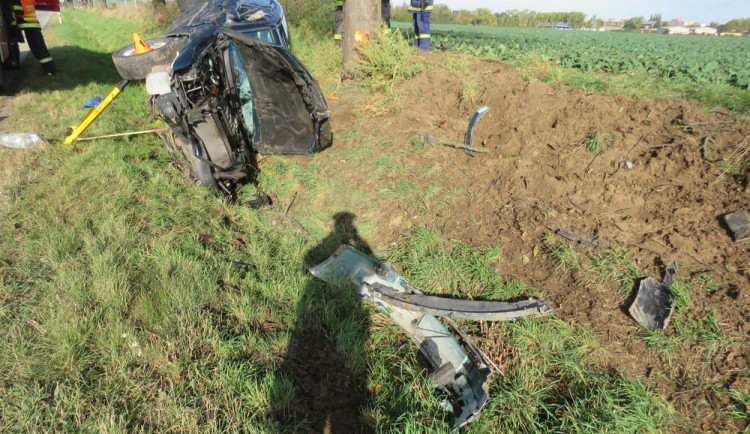 Řidič nerespektoval značku zákazu předjíždění, po střetu s autem skončil se svým zdemolovaným vozem v příkopu