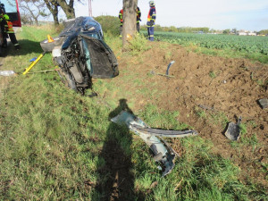 Řidič nerespektoval značku zákazu předjíždění, po střetu s autem skončil se svým zdemolovaným vozem v příkopu