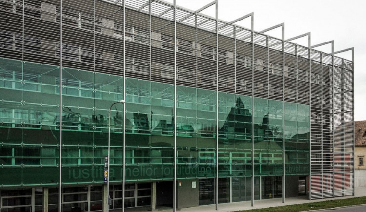 O nelegálním lihu jsme nevěděli, tvrdí dva muži, kteří dnes stanou před olomouckým soudem