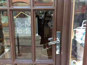 Vandal rozbil dveře prodejny v Denisově ulici. Nic si z ní ale neodnesl