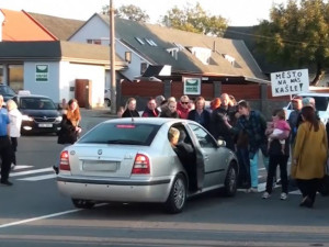 VIDEO: Demonstranti v Droždíně blokovali silnici. Bojují tak za bezpečnější situaci pro chodce