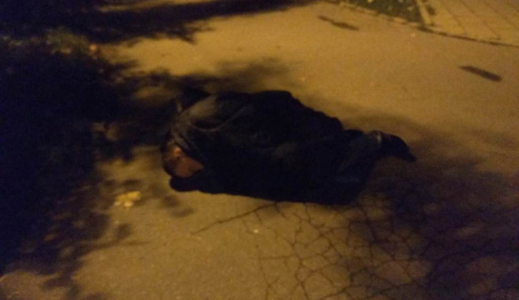 Strážníci budili muže, který spal ve spacáku uprostřed silnice a vulgárně pokřikoval na lidi. Ten den opustil brány vězení