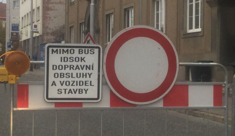 Strážníci chytili řidiče, který projížděl přes uzavřenou Litovelskou bez řidičáku