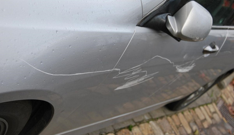 Vandal ve Stiborově ulici poškodil zaparkované auto. Způsobil škodu za dvacet tisíc