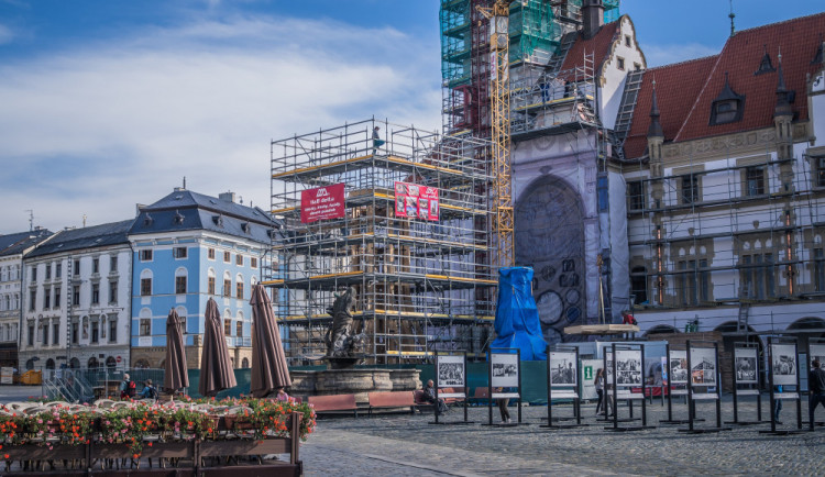 Plachty z radnice zmizí a věž půjde nahoru nejspíš v úterý. Práce budou pokračovat na jaře