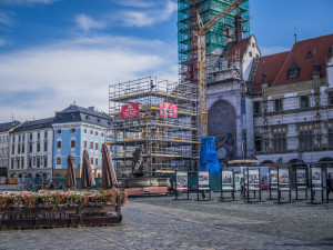 Plachty z radnice zmizí a věž půjde nahoru nejspíš v úterý. Práce budou pokračovat na jaře