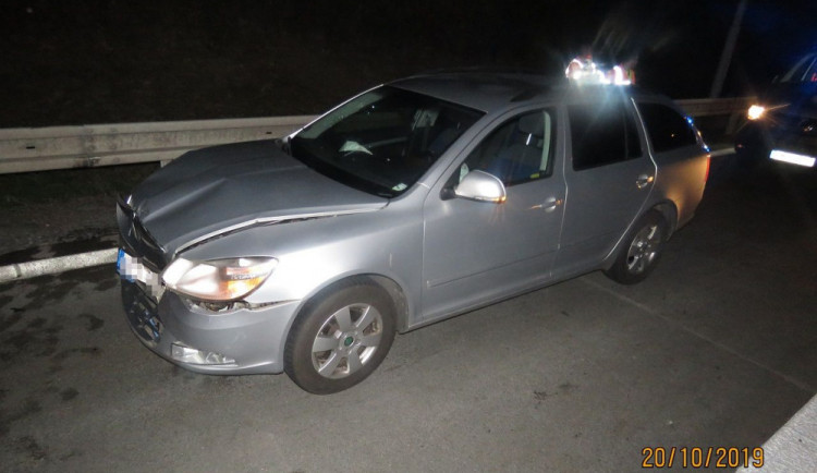 FOTO: Řidič narazil do předjíždějícího auta. To pak z místa nehody ujelo