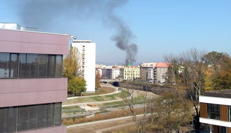 AKTUÁLNĚ: V Olomouci hoří chata. U požáru zasahují tři jednotky hasičů